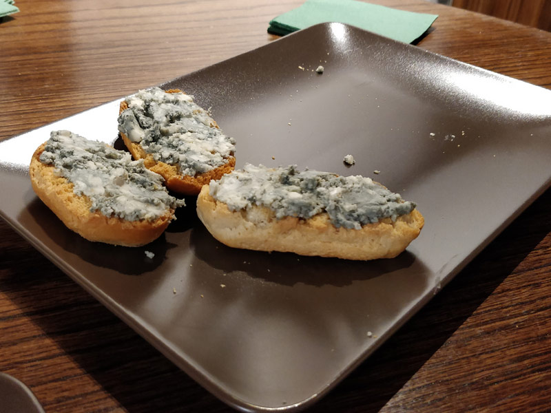bocadillos y canapés de queso cabrales para finalizar la visita guiada.